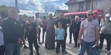 Blokada regionalnog puta u Gornjem Stopanju zbog učestalih tragedija, na protestu i dečak čiji je otac pre par dana tu izgubio život – VIDEO