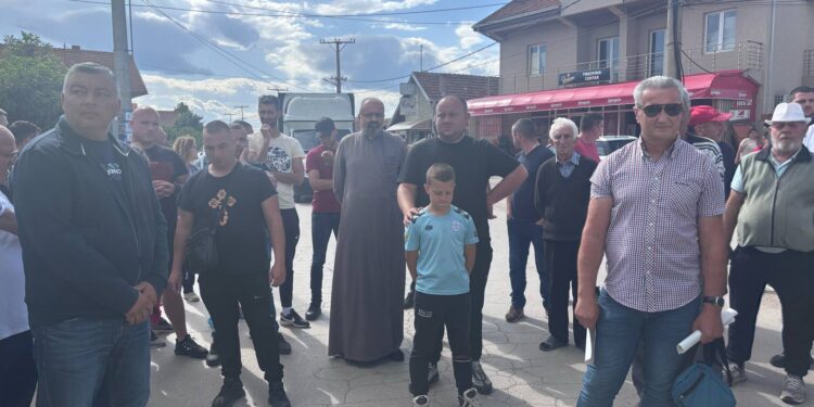 Blokada regionalnog puta u Gornjem Stopanju zbog učestalih tragedija, na protestu i dečak čiji je otac pre par dana tu izgubio život – VIDEO