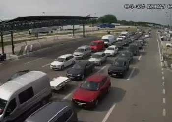 Deo praznika, zbog gužvi na granicama, proveli u autobusima