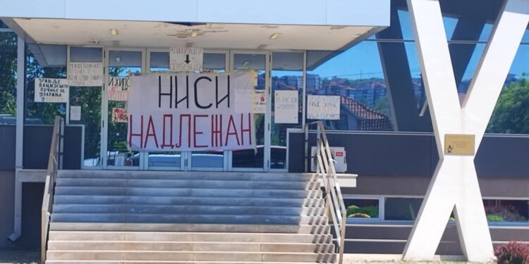 Protest ispred Medicinskog fakulteta u Nišu u ponedeljak zbog pokušaja gušenja blokade