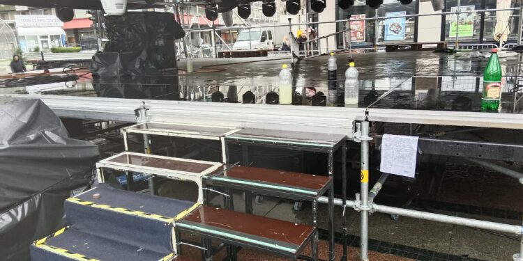 Inspekcija donela rešenje da se ukloni bina za sutrašnji Vučićev miting u Nišu