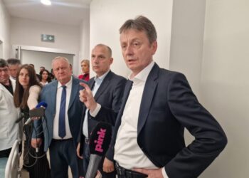 Da li je ovo razlog što su Lončar i Glišić danas vešto izbegli novinarska pitanja i krili se od njih poput guštera?