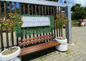 Nove klupe, kante, žardinjere i biciklarnici u Vlasotincu