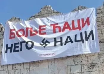 Transparent „Bolje ćaci nego naci“ sa kukastim krstom okačen na Nišku tvrđavu, pa skinut