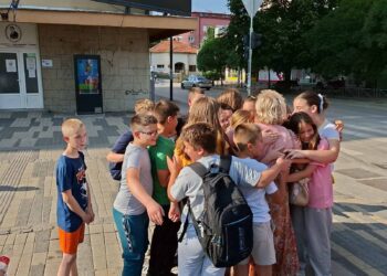 Deca iz „Vuka” priredila prelepo iznenađenje svojoj učiteljici Jadranki