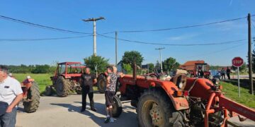 Meštani Stuble ponovo traktorima blokirali regionalni put: Posao obećan još pre tri godine nikad nije završen