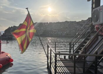 Ohrid između razglednice i realnosti: Turizam, zastave i tišina između naroda