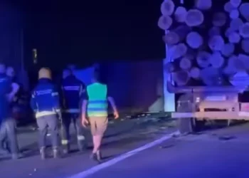 Prevrnuo se kamion, više osoba povređeno: Vatrogasci ih izvlačili iz vozila