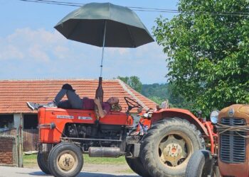 Meštani Stuble već treći dan blokiraju regionalni put ka Bojniku, kažu da im vlast tera inat