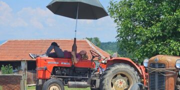 Meštani Stuble već treći dan blokiraju regionalni put ka Bojniku, kažu da im vlast tera inat