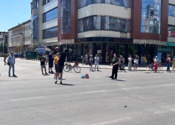 Opet blokirana raskrsnica u centru Leskovca, ovog puta na 24 časa: Protesti i dalje širom Srbije – VIDEO