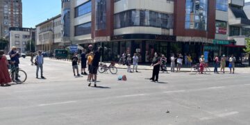 Opet blokirana raskrsnica u centru Leskovca, ovog puta na 24 časa: Protesti i dalje širom Srbije – VIDEO