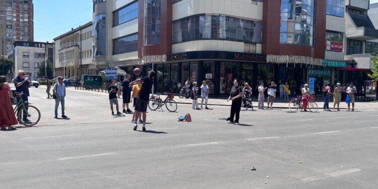 Opet blokirana raskrsnica u centru Leskovca, ovog puta na 24 časa: Protesti i dalje širom Srbije – VIDEO