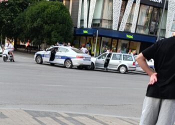 Sudar policijskog i putničkog vozila u centru Leskovca