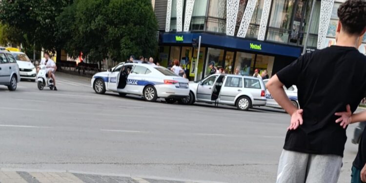 Sudar policijskog i putničkog vozila u centru Leskovca