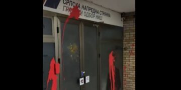 Prostorije SNS-a u Nišu zasute jajima i crvenom farbom
