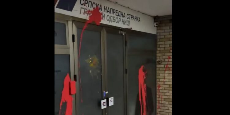 Prostorije SNS-a u Nišu zasute jajima i crvenom farbom