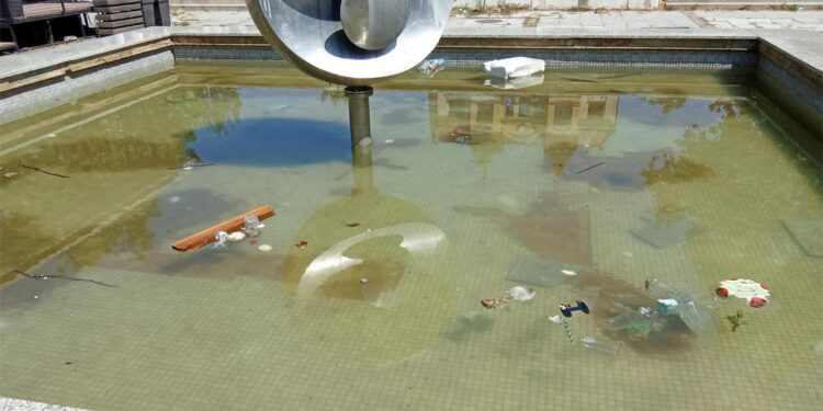 Nije fontana nego žabokrečana: Ruglo u srcu grada