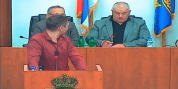 Opozicionar tražio pauzu u skupštinskom zasedanju zbog vanrednog obraćanja Vučića, Đurovića mu kazao da se ne zeza – VIDEO
