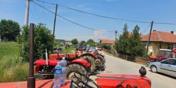 Meštani Stuble već treći dan blokiraju regionalni put ka Bojniku, kažu da im vlast tera inat