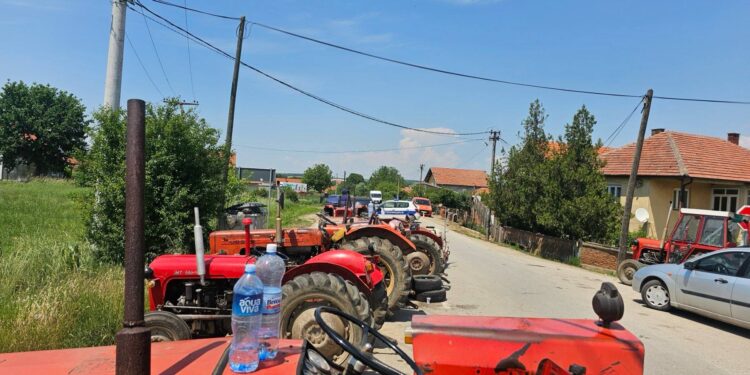 Meštani Stuble već treći dan blokiraju regionalni put ka Bojniku, kažu da im vlast tera inat