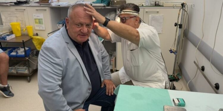 Nova oprema stigla na Očno odeljenje leskovačke bolnice, a prvi pacijent gradonačelnik