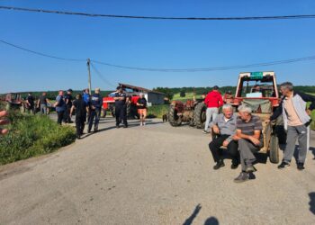 Meštani Stuble već treći dan blokiraju regionalni put ka Bojniku, kažu da im vlast tera inat