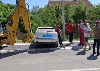 Ne daju da im isključe vodu, intervenisala policija, grad kažu da su priključci nelegalni