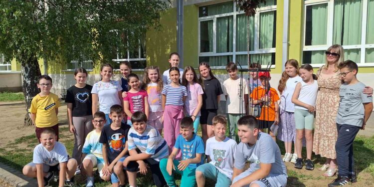 Đaci posadili japansku trešnju i posvetili je svojoj učiteljici