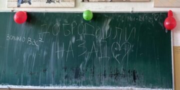 Vučkoviću vraćena dva odeljenja u Medicinskoj školi, deca ga emotivno dočekala