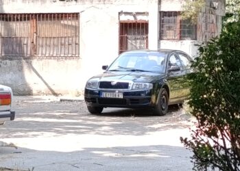 Načelnik Jablaničkog okruga koristi službeni automobil u privatne svrhe? Parkira ga iza svoje zgrade