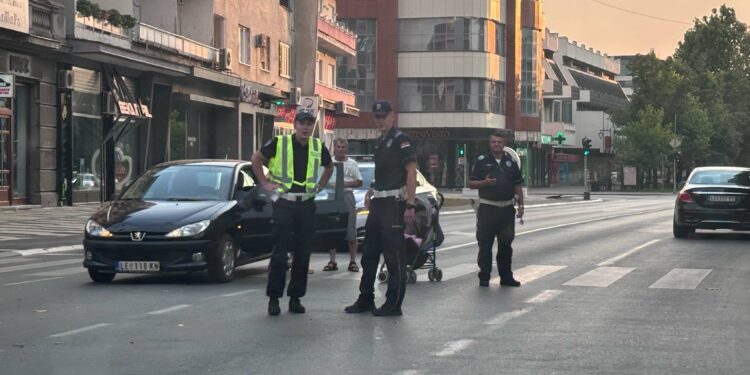 Na pešačkom prelazu u centru Leskovca povređeni beba u kolicima i majka sa još dvoje dece, u isto vreme par metara dalje pokošen motociklista, vozač pobegao