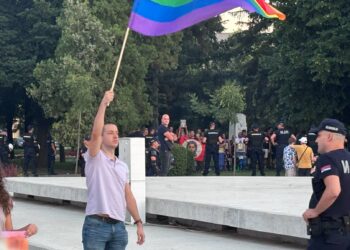 Prajd u senci tamjana: Leskovac dočekao karavan uz molitve, psovke i policiju, u Nišu LGBTQ+ osobe srdačno primljene