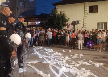 Toalet papirom na sedište grada u Leskovcu, kao i prostorije SNS-a i SPS-a