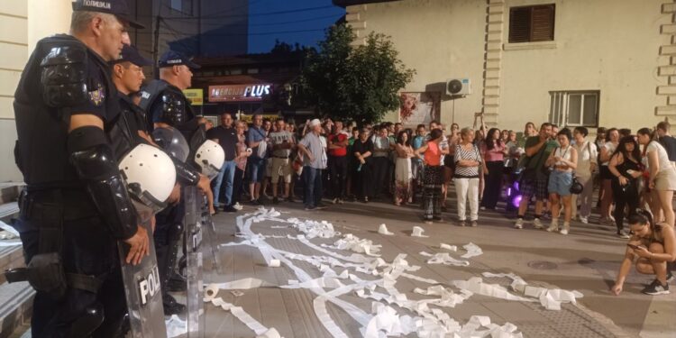 Toalet papirom na sedište grada u Leskovcu, kao i prostorije SNS-a i SPS-a