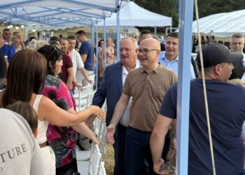 Nekakvom skupu naprednjaka u Velikoj Kopašnici prisustvovao Vučević, Vučić ih pozdravio telefonom