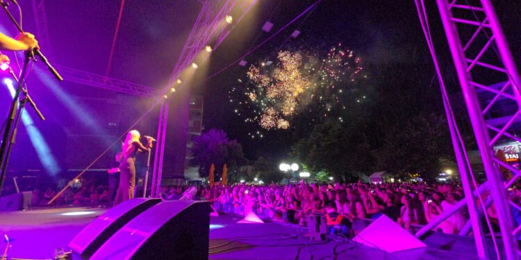 Nataša Bekvalac otvorila „Paradajz fest“ u Lebanu pred nekoliko hiljada ljudi