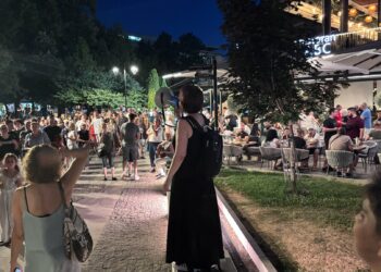 Petak uveče u Leskovcu: Jedni na ulice, drugi na kafice – VIDEO