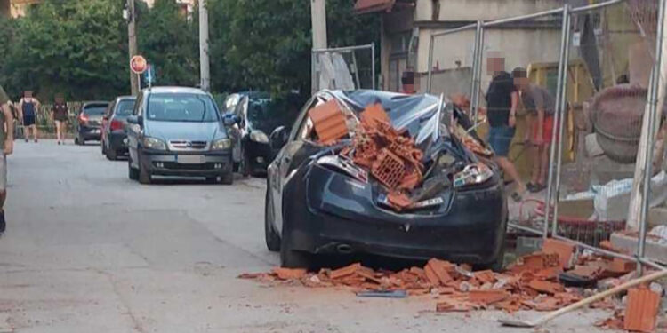 Blokovi pali sa gradilišta u Nišu i oštetili automobil, opozicija traži odgovornost