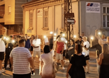 Gradonačelnik podneo krivične prijave protestantima jer su šetali ispred njegove kuće
