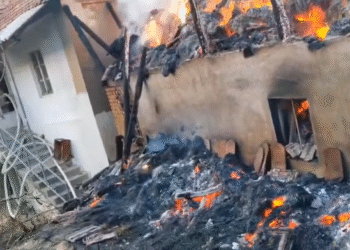 Gore kuće u Slavniku kod Bojnika, pola sela pod vatrom, predsednik opštine među pogođenima – VIDEO