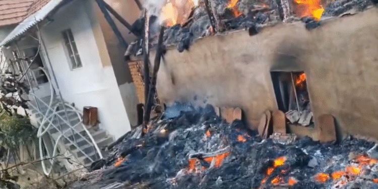 Gore kuće u Slavniku kod Bojnika, pola sela pod vatrom, predsednik opštine među pogođenima – VIDEO