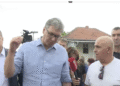 Vučić sa režimskim kamerama obilazi spaljene domove na jugu Srbije, a onima što su sve izgubili priča o Tunisu