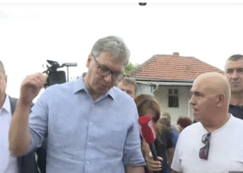 Vučić sa režimskim kamerama obilazi spaljene domove na jugu Srbije, a onima što su sve izgubili priča o Tunisu