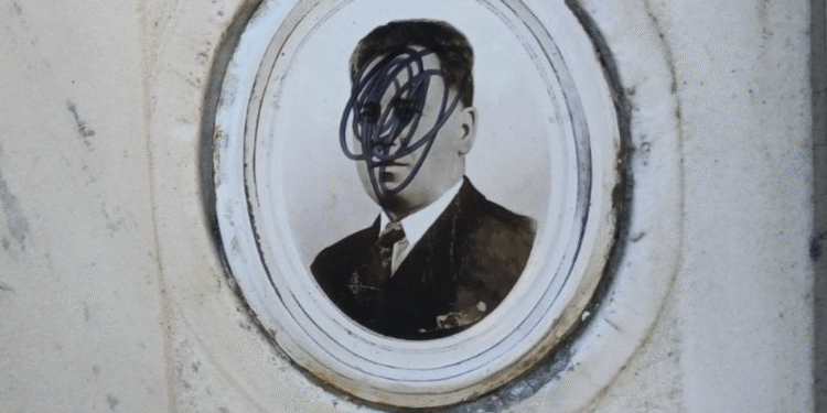 Vandali išarali slike na spomenicima na Gradskom groblju