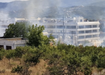 Požar izbio iznad novog Zdravstvenog centra u Prokuplju, dim prekrio grad