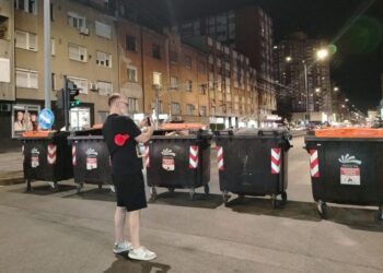 Studenti pozvali građane da ostavljaju otpad ispred prostorija SNS ako se nastavi uklanjanje kontejnera
