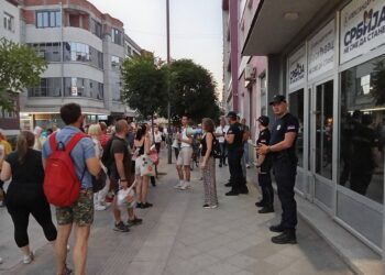 Nove blokade širom Srbije: U Leskovcu prosuli đubre pred zgradu SNS-a, u Nišu ponovo blokade raskrsnica… – VIDEO