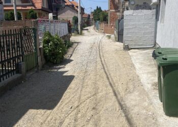 Kad neće grad, žitelji ulice Bože Cindre sami popunjavaju udarne rupe kako ne bi gazili po blatu