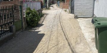 Kad neće grad, žitelji ulice Bože Cindre sami popunjavaju udarne rupe kako ne bi gazili po blatu